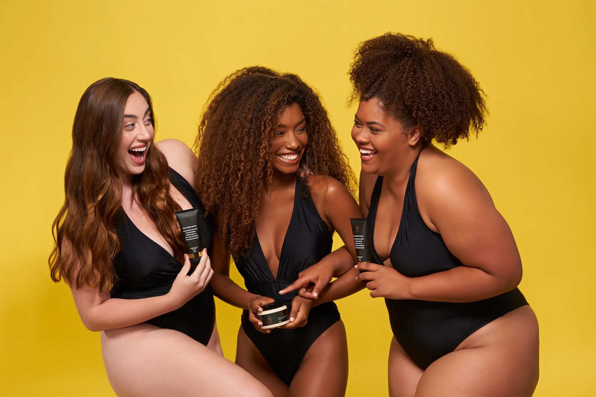 Três mulheres segurando produtos Folipro em fundo amarelo