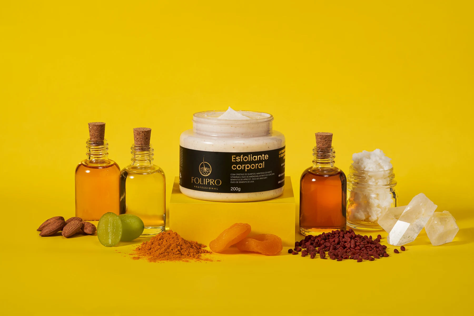 Esfoliante Corporal Folipro com ingredientes em fundo amarelo